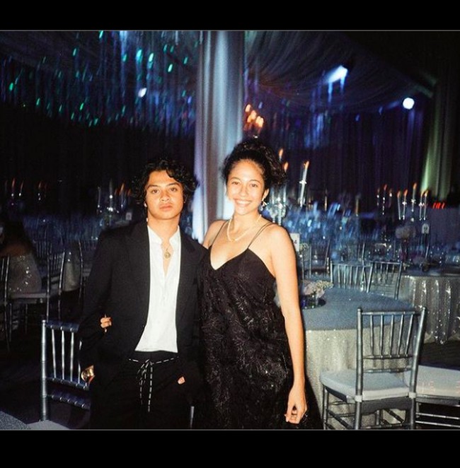 Gaya pacaran Bastian dan adik Putri Marino itu menjadi pro dan kontra. Tidak sedikit netizen yang menghujat karena dinilai terlalu vulgar. Foto: dok. Instagram/@bastiansteel