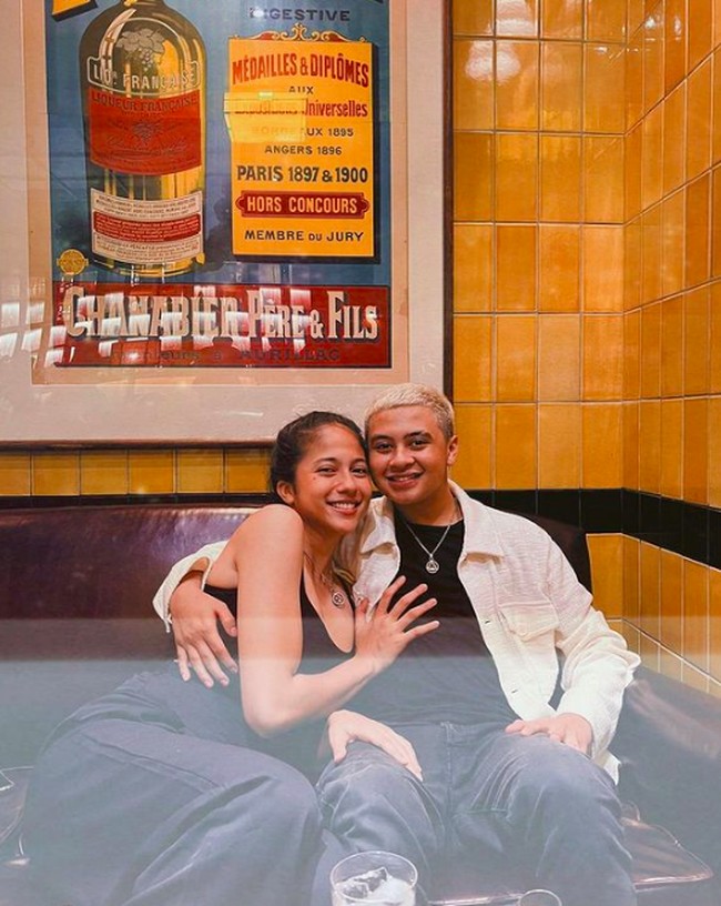 Bastian juga mengatakan bahwa kekasihnya juga tipe yang cuek jika dikomentari negatif oleh netizen. “Sitha orangnya cuek sama kayak aku. Justru dia marah ada yang komentar jelek tentangku, bukan ke dianya,” ungkap Bastian lagi. Foto: dok. Instagram/@bastiansteel