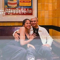 Bastian juga mengatakan bahwa kekasihnya juga tipe yang cuek jika dikomentari negatif oleh netizen. “Sitha orangnya cuek sama kayak aku. Justru dia marah ada yang komentar jelek tentangku, bukan ke dianya,” ungkap Bastian lagi. Foto: dok. Instagram/@bastiansteel