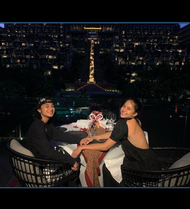 “Nggak terlalu ambil pusing (dengan komentar netizen), karena selama ini aku jalani sama Sitha sih menurut kita berdua masih dalam batas wajar yang diajarkan orang tua,” ungkap Bastian di acara Pagi-pagi Ambyar yang tayang di Trans TV. Foto: dok. Instagram/@bastiansteel