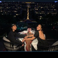 “Nggak terlalu ambil pusing (dengan komentar netizen), karena selama ini aku jalani sama Sitha sih menurut kita berdua masih dalam batas wajar yang diajarkan orang tua,” ungkap Bastian di acara Pagi-pagi Ambyar yang tayang di Trans TV. Foto: dok. Instagram/@bastiansteel