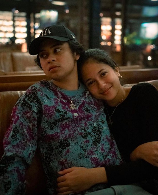 Bastian kemudian buka suara terkait gaya pacarannya yang sering dinyinyiri netizen. Menurut mantan personel Coboy Junior itu, masih dalam batas wajar. Foto: dok. Instagram/@bastiansteel