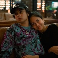 Bastian kemudian buka suara terkait gaya pacarannya yang sering dinyinyiri netizen. Menurut mantan personel Coboy Junior itu, masih dalam batas wajar. Foto: dok. Instagram/@bastiansteel