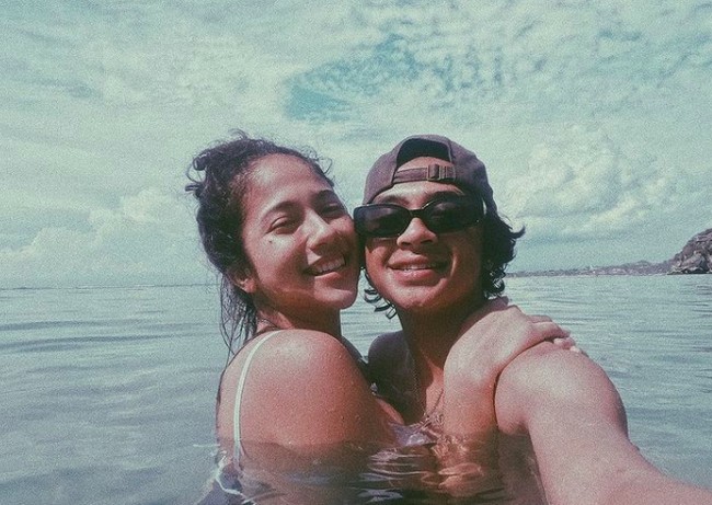 Seperti potret keduanya saat berlibur ini. Bastian dan Sitha berpelukan saat berenang di pantai. Foto: dok. Instagram/@bastiansteel