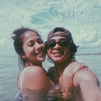 Seperti potret keduanya saat berlibur ini. Bastian dan Sitha berpelukan saat berenang di pantai. Foto: dok. Instagram/@bastiansteel