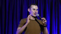 Lipko menjejali penonton dengan humor mendalam tentang tentara dan kehidupan pernikahan. Dia bercanda bahwa pelatihan militer dengan instruktur NATO telah menjadi kesempatan besar baginya.