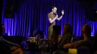 Komika Serhiy Lipko tampil dalam pertunjukan stand-up comedy di Kyiv, Ukraina, Sabtu, (11/6/2022). Lipko baru saja melangsungkan pernikahan dengan kekasihnya Anastasia Zukhvala. Lipko yang baru membangun karirnya sebaga komika akan menjadi tentara di medan perang demi membela negaranya. Sebelum penempatannya itu, mereka menuju ke klub komedi stand-up di ibu kota.