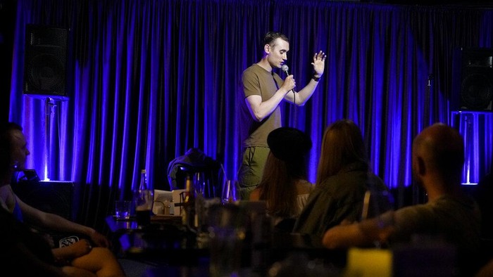 Begini Cara Warga Tetap Waras di Tengah Kengerian Perang Ukraina People attend Serhiy Lipko's stand-up comedy show in Kyiv, Ukraine, Saturday, June 11, 2022. The war in Ukraine isn't remotely funny, but Ukrainians are learning to laugh about the awfulness of it all. Not necessarily because they want to, but because they have to stay sane in the conflict that has killed tens of thousands and is turning Ukraine, millions of lives, and the world order inside out. (AP Photo/Natacha Pisarenko)