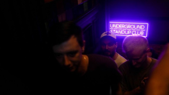 Begini Cara Warga Tetap Waras di Tengah Kengerian Perang Ukraina People attend Serhiy Lipko's stand-up comedy show in Kyiv, Ukraine, Saturday, June 11, 2022. The war in Ukraine isn't remotely funny, but Ukrainians are learning to laugh about the awfulness of it all. Not necessarily because they want to, but because they have to stay sane in the conflict that has killed tens of thousands and is turning Ukraine, millions of lives, and the world order inside out. (AP Photo/Natacha Pisarenko)