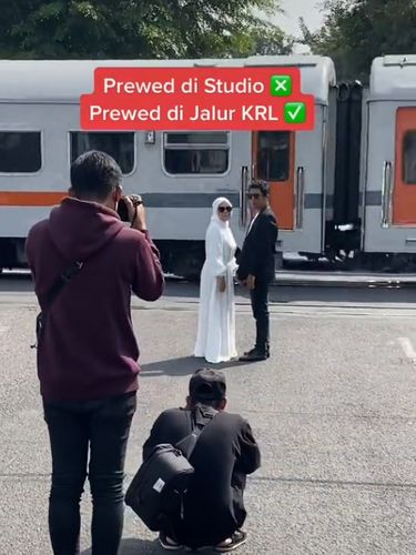 Beredar viral sesi foto prewedding dekat jalur KRL.