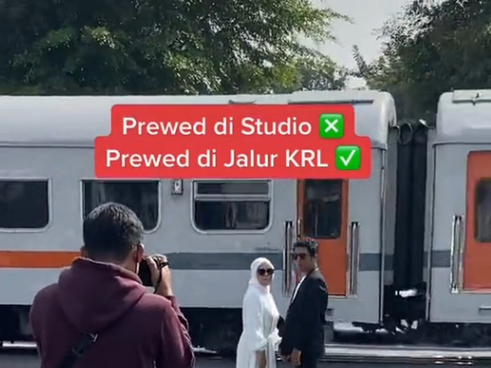 Beredar viral sesi foto prewedding dekat jalur KRL. Beredar viral sesi foto prewedding dekat jalur KRL.