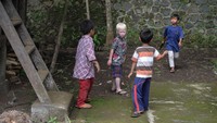 Perbedaan tersebut awalnya membuat warga dengan diagnosis albino terkadang diejek dan dihina hingga akhirnya berhenti sekolah dan menutup diri. Namun, seiring berjalannya waktu warga mulai merangkul dan menjadikan sahabat albinisme sebagai kebiasaan sehari-hari.