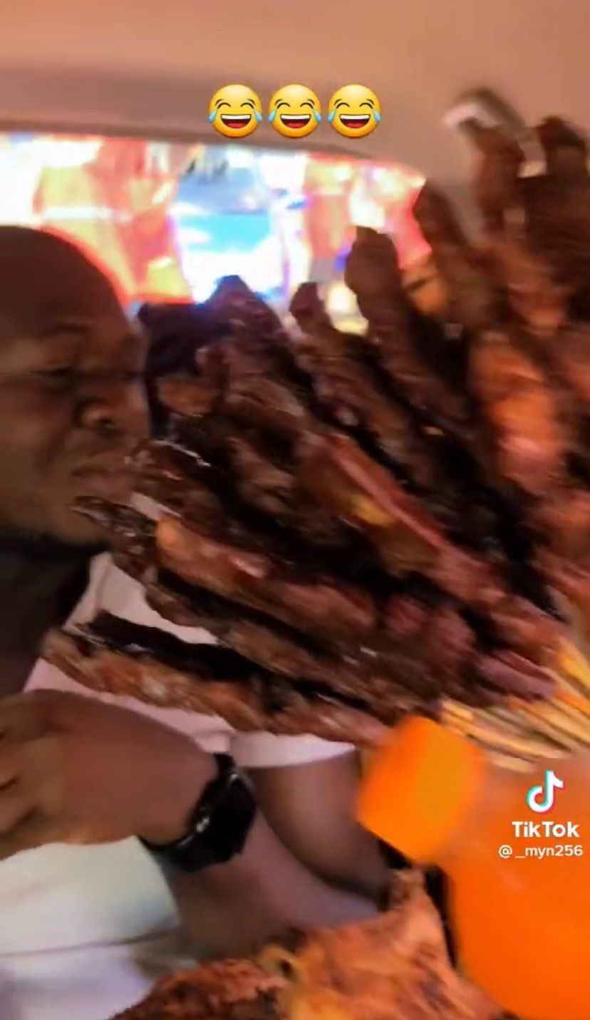 Brutal! Turis Ini Diserang Oleh Penjual Sate hingga Ayam Bakar di Uganda