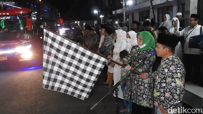 Bupati Thoriqul lepas CJH Lumajang