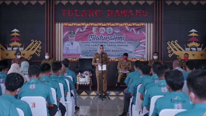 Bupati Tulang Bawang Winarti melaksanakan silaturahmi dengan tenaga pendamping profesional Program Pembangunan dan Pemberdayaan Masyarakat Desa (P3MD) dan persatuan perangkat desa Indonesia (PPDI) Tulang Bawang. Pertemuan tersebut berlangsung di rumah dinas Bupati Tulang Bawang.