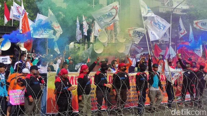 Buruh demo di Kota Semarang, Rabu (15/6/2022).