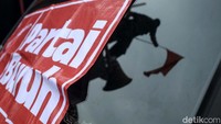Mereka membawa beberapa tuntutan, mulai menolak revisi Undang-Undang Pembentukan Peraturan Perundang-Undangan (UU PPP) hingga menyoroti pelaksanaan kampanye 75 hari.