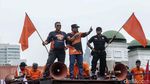 Foto-foto Ini Rekam Massa Buruh yang Kembali Demo DPR