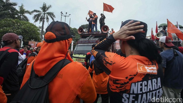 Massa buruh yang tergabung dalam Partai Buruh dan serikat buruh menggelar unjuk rasa di depan gedung DPR RI. Mereka mengusung 5 tuntutan.