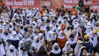 Alasan berikutnya, kata Iqbal, buruh belum menerima materi revisi UU Cipta Kerja, khususnya klaster ketenagakerjaan. Selain itu isi UU Cipta Kerja, khususnya klaster ketenagakerjaan, merugikan buruh, seperti outsourcing seumur hidup, upah murah, PHK mudah, hingga pesangon yang rendah.