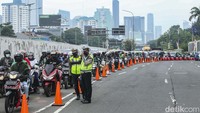 Situasi lalu lintas di lokasi dipenuhi massa, para pengendara yang ingin melintas di depan Gedung DPR dialihkan ke jalur TransJakarta.