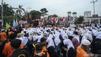 Massa dari Partai Buruh dan serikat buruh menggelar unjuk rasa di depan gedung DPR RI Jakarta, Rabu (15/6/2022).