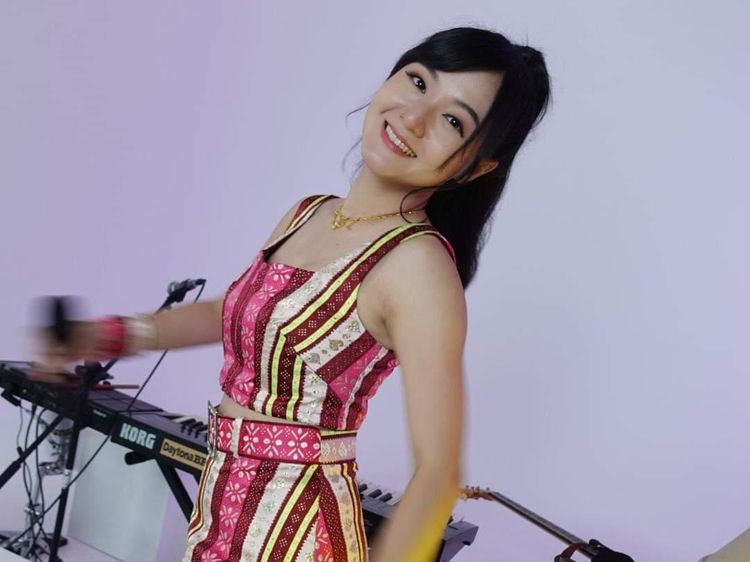 Pesona Carollyne Dewi yang Suka Berbagi dengan Orang Pinggiran