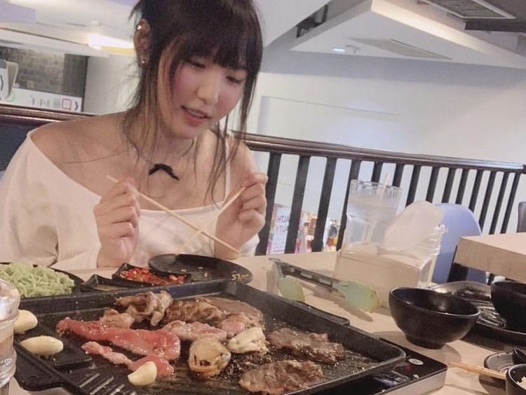 Ragam Pose Selebgram Alicebambam yang Meninggal Usai Tersedak Sate Babi