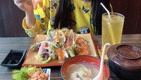 Sashimi dipilih Alice sebagai makanan yang paling disukainya. Selain untuk konten mukbangnya, Alice sering pergi ke restoran Jepang untuk menikmati aneka sashimi hingga sup seafood. Foto: Instagram @alicebambam