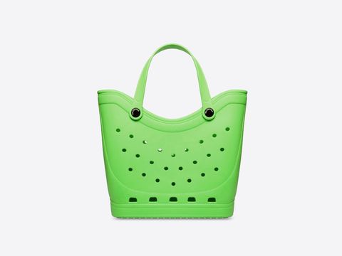 Tas kolaborasi Crocs x Balenciaga.