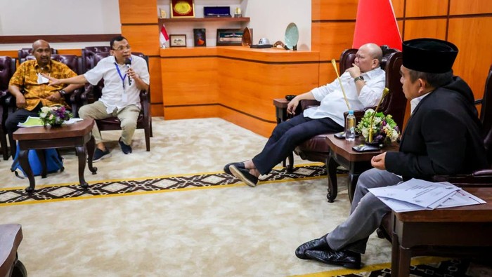 Curhat Korban Mafia Tanah ke Ketua DPD RI Forum Korban Mafia Tanah Indonesia (FKMTI) mengadu ke Ketua DPD RI, AA LaNyalla Mahmud Mattalitti, terkait perampasan tanah yang mereka alami.