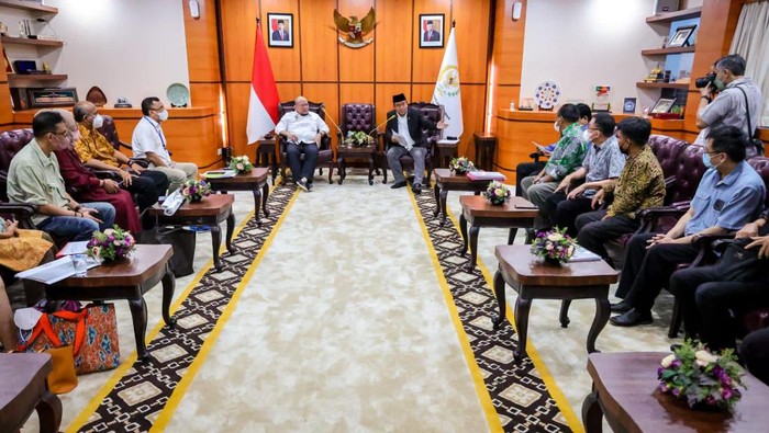 Curhat Korban Mafia Tanah ke Ketua DPD RI Forum Korban Mafia Tanah Indonesia (FKMTI) mengadu ke Ketua DPD RI, AA LaNyalla Mahmud Mattalitti, terkait perampasan tanah yang mereka alami.