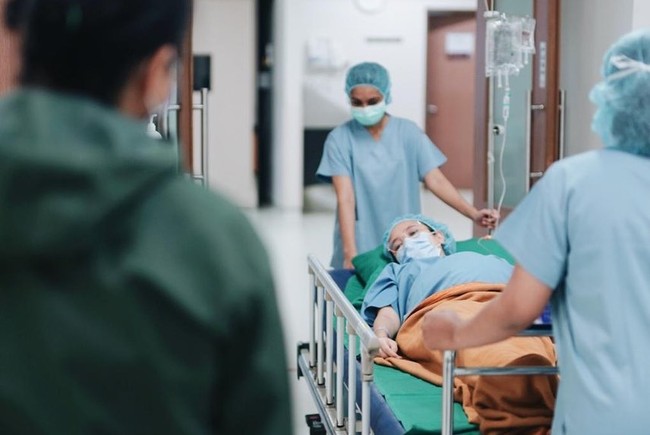 Butuh perjuangan dan perjalanan berliku yang harus dilewati Dea Ananda demi mendapatkan anak. Mulai dari berkonsultasi masalah kesuburan, mencoba cara alami hingga akhirnya memutuskan untuk menjalani program bayi tabung. Foto: Instagram @dea_ananda