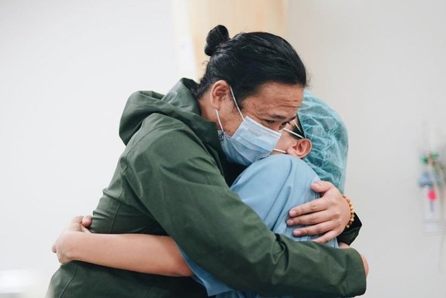 “God has given a piece of heaven to us. Puji & syukur kepada Tuhan yang Maha Esa telah lahir dengan sehat & selamat putri pertama kami ‘Sanne El Azhar’ Selasa malam , 14 Juni 2022, tulis Dea Ananda pada caption foto Instagram. Foto: Instagram @dea_ananda