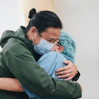 “God has given a piece of heaven to us. Puji & syukur kepada Tuhan yang Maha Esa telah lahir dengan sehat & selamat putri pertama kami ‘Sanne El Azhar’ Selasa malam , 14 Juni 2022, tulis Dea Ananda pada caption foto Instagram. Foto: Instagram @dea_ananda