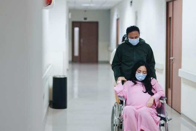 Bayi berjenis kelamin perempuan itu merupakan jawaban indah dari penantian, doa serta ikhtiar Dea Ananda dan Ariel selama 12 tahun pernikahan. Foto: Instagram @dea_ananda