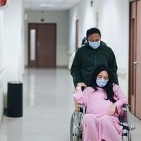 Bayi berjenis kelamin perempuan itu merupakan jawaban indah dari penantian, doa serta ikhtiar Dea Ananda dan Ariel selama 12 tahun pernikahan. Foto: Instagram @dea_ananda