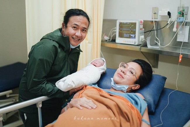 Dea Ananda melahirkan anak pertamanya dengan Ariel ‘Nidji’ pada Selasa (14/6/2022) malam. Foto: Instagram @dea_ananda