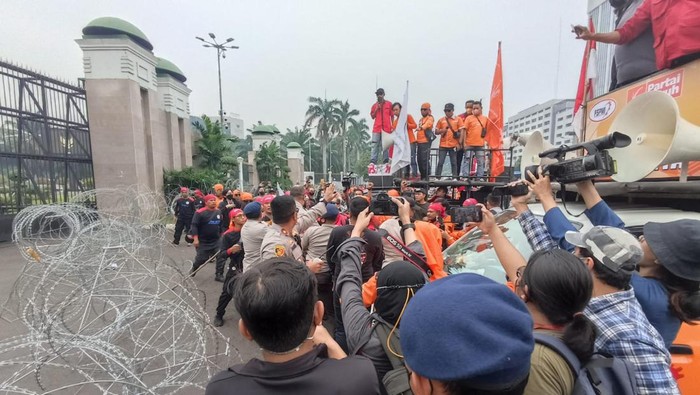 Demo buruh di DPR, Rabu (15/6/2022) ricuh. Massa menabrak pengamanan kawat berduri.