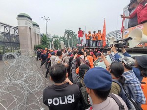 Demo Buruh di DPR Ricuh Usai Massa Terobos Kawat Berduri