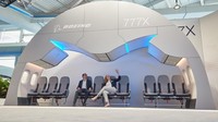 Pengunjung melihat kursi Kelas Ekonomi dan Ekonomi Premium di stan Airbus selama acara pameran Aircraft Interiors Expo (AIX), Hamburg, Jerman, Selasa (14/6/2022) waktu setempat.  