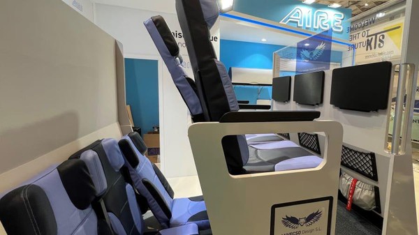 Desain yang dibuat oleh Nunez adalah kursi pesawat bertingkat. Jadi, bentuk kursi tidak sejajar seperti di dalam pesawat pada umumnya. (Francesca Street/CNN)