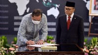 Dalam agenda serah terima jabatan tersebut, Lutfi menandatangani dokumen Sertijab. Sebagai tanda bahwa tugas yang diemban Lutfi kini diserahkan sepenuhnya kepada Zulkifli Hasan.