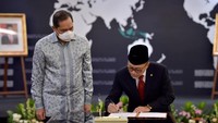 Begitu juga dengan Zulkifli yang menandatangani dokumen Sertijab. Zulkifli sendiri telah dilantik oleh Presiden Joko Widodo (Jokowi) pada siang tadi di Istana Kepresidenan pukul 13.30 WIB.