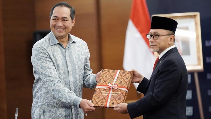 Detik-detik M Lutfi Serahkan Jabatan Mendag ke Zulkifli Hasan Zulkifli Hasan dilantik menjadi menteri perdagangan menggantikan M Lutfi. Sertijab jabatan Menteri Perdagangan dilakukan di Auditorium Gedung Utama Kamendag, Jakarta.