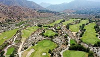 Lapangan golf yang sebelumnya hijau kini mulai tandus dan berubah cokelat.  
