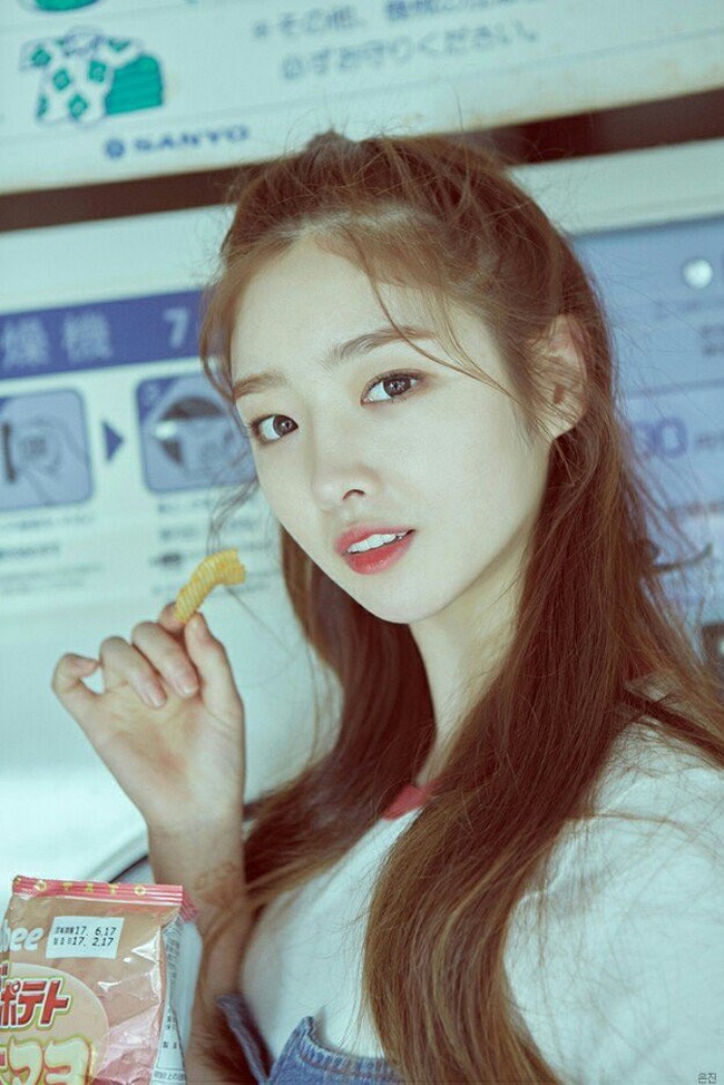 Eunjin hengkang dari DIA karena mengalami gangguan mental pada 2018. Dia merasa cemas dan takut saat berdiri di atas panggung bahkan tak berani meninggalkan asrama. Meskipun menjalani perawatan, kondisinya tak kunjung membaik. Eunjin pun telah menghapus akun Instagram-nya. Foto: dok. MBK Entertainment