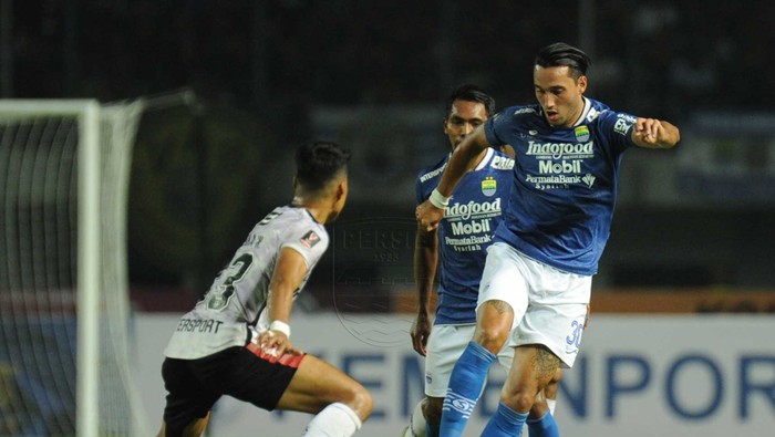 Ezra Walian dalam laga Persib vs Bali United.