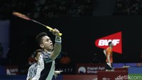Lewat smash kerasnya, Fajar membawa Indonesia unggul 21-19 di gim pertama.  