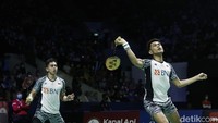 Pada gim kedua, kejar mengejar poin kembali terjadi hingga 5-5, namun Fajar/Rian pelan-pelan berhasil meninggalkan Goh/Nur. Mulai dari tambahan empat poin beruntun menjadi 9-5, Fajar/Rian kemudian menutup interval dengan skor 11-7.